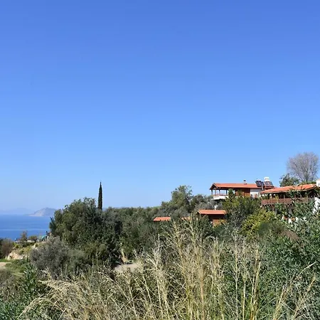 Casa Roja Gazde/Camere de închiriat Cedit