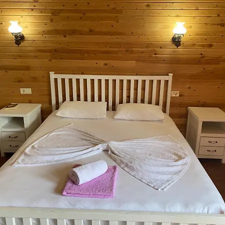 Casa Roja Gazde/Camere de închiriat