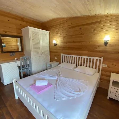Gazde/Camere de închiriat Casa Roja *