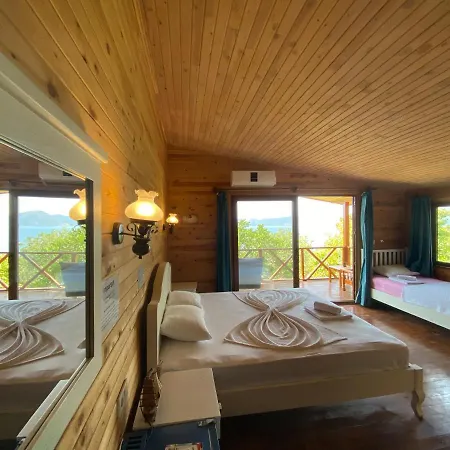 Casa Roja Gazde/Camere de închiriat *