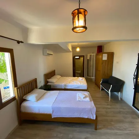 Casa Roja Gazde/Camere de închiriat Cedit